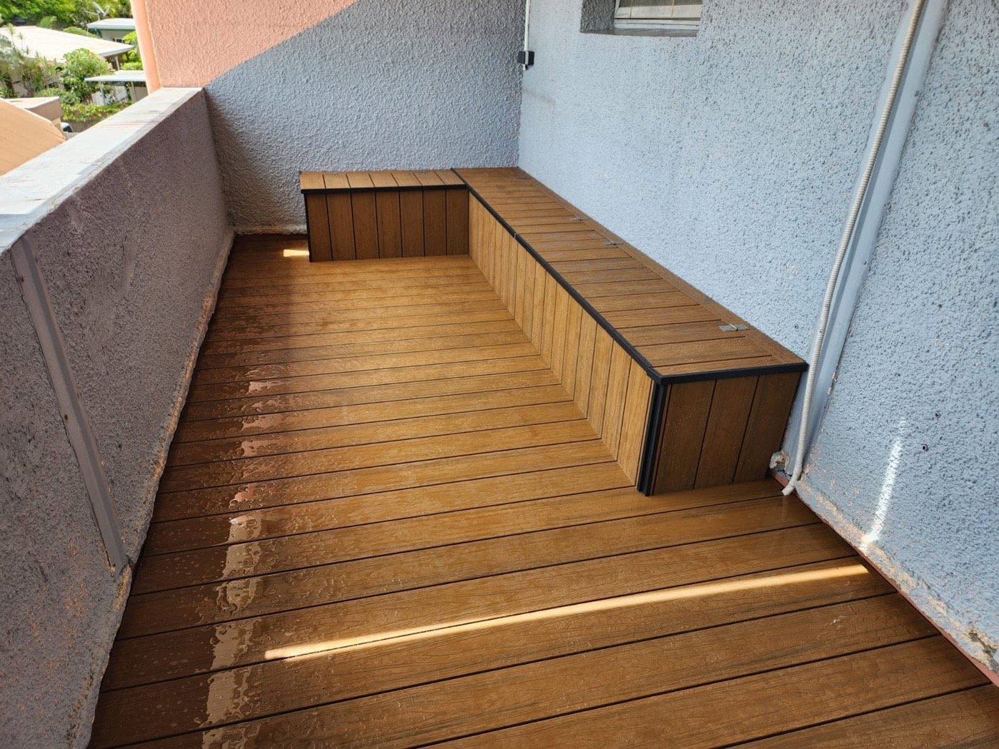 Terrasse bois avec banc intégré après travaux