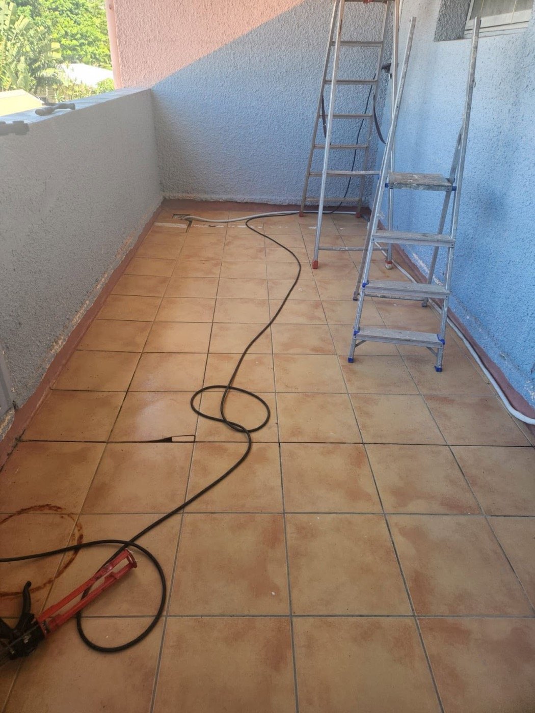 Balcon carrelé avant travaux